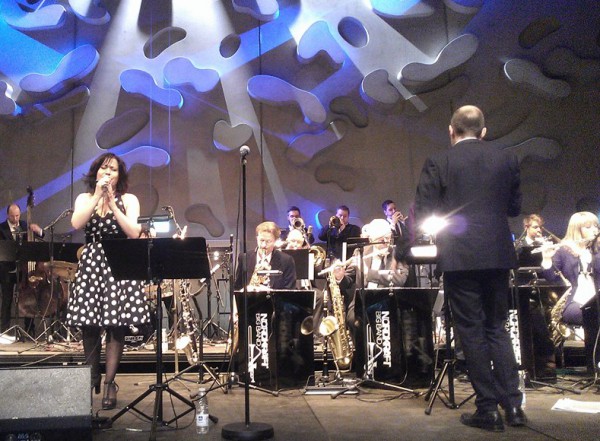 Nordkraft Big Band på scenen, sammen med Veronica Mortensen, ved Åbningen af Musikkens Hus i Aalborg, 30. marts 2014.